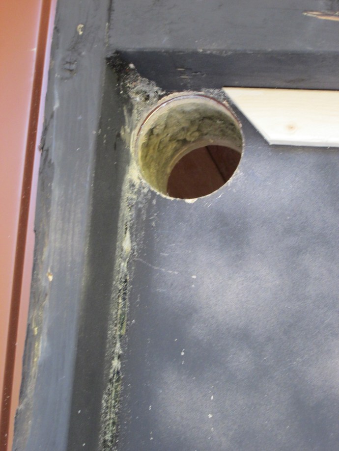 A HOLE IN THE WALL!!!!  EEEEK!