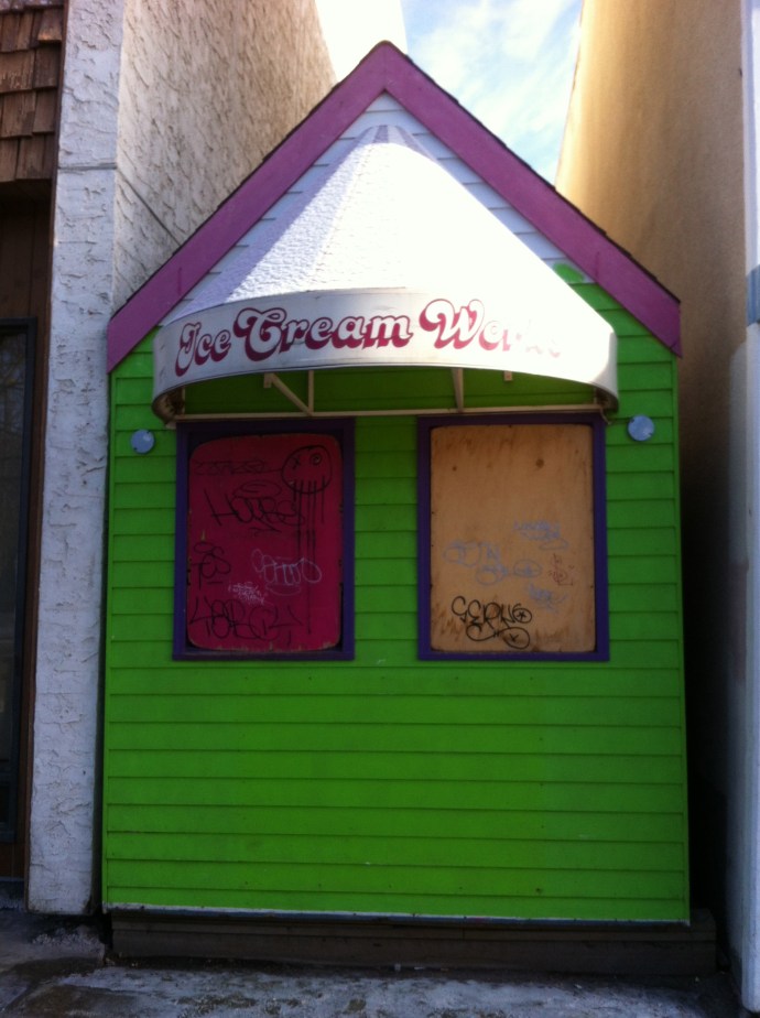 Here is a sweet little business set up in an alley in the arts district in Saskatoon.  An absolutely right sized spot isn't it?  